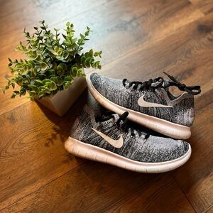 Women’s Nike Flyknit Free Run Oreo Sneakers - size 6